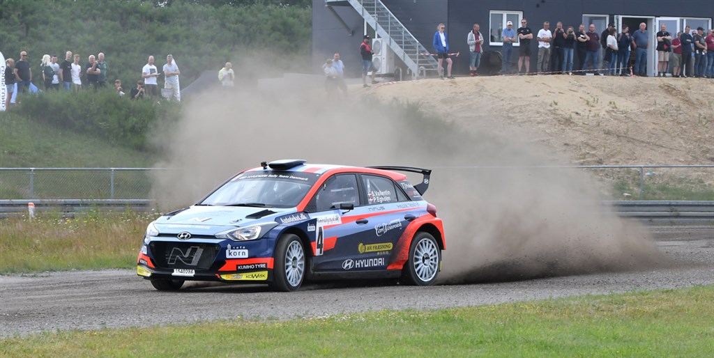 Simon Vallentin var hurtigst af alle på rallyets tredje hastighedsprøve, der blev kørt på Korskro Motorcentrums rallycrossbane.
(Foto: specialpress@gmail.com)